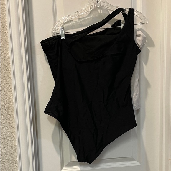 Elegant Black and White One-Shoulder Swim One Piece - Picture 3 of 9